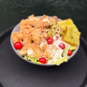 سالاد سزار با مرغ سوخاری